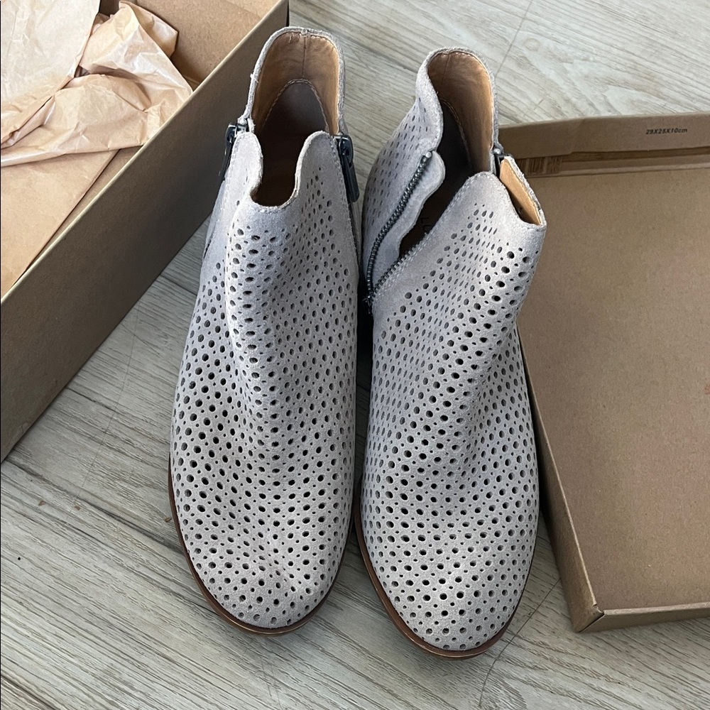 Lucky brand low beige booties 10M